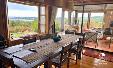 Casa en Puerto Octay con 4 dormitorios y 2 baños