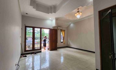 rumah jalan raya cocok buat kantor surabaya barat darmo2an dekat hr muhamand