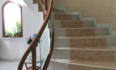 Casa Residencial en venta en el Estado de México. ( con alberca, salón de convivios, amueblada y decorada ).