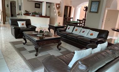 Casa Residencial en venta en el Estado de México. ( con alberca, salón de convivios, amueblada y decorada ).