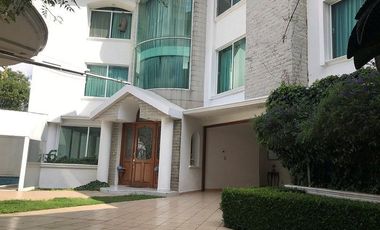 Casa Residencial en venta en el Estado de México. ( con alberca, salón de convivios, amueblada y decorada ).