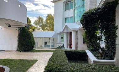 Casa Residencial en venta en el Estado de México. ( con alberca, salón de convivios, amueblada y decorada ).