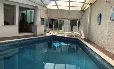 Casa Residencial en venta en el Estado de México. ( con alberca, salón de convivios, amueblada y decorada ).