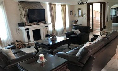 Casa Residencial en venta en el Estado de México. ( con alberca, salón de convivios, amueblada y decorada ).