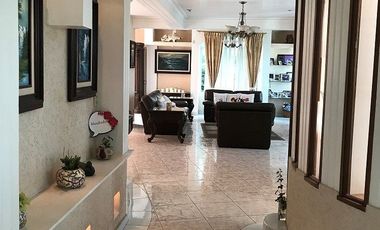 Casa Residencial en venta en el Estado de México. ( con alberca, salón de convivios, amueblada y decorada ).
