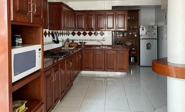 Casa Residencial en venta en el Estado de México. ( con alberca, salón de convivios, amueblada y decorada ).