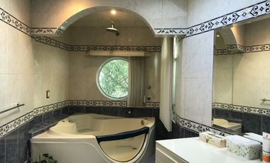 Casa Residencial en venta en el Estado de México. ( con alberca, salón de convivios, amueblada y decorada ).