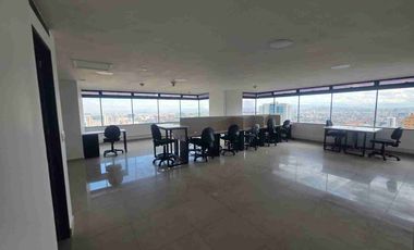 ARRIENDO OFICINA AMOBLADA EN CALLE 32 CENTRO INTERNACIONAL