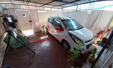 Casa Dos Pisos Solida con 2 Dormitorios, 1 Baño, Villa San Ignacio de Loyola, Comuna de Quilicura.