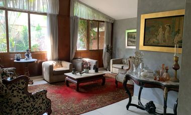 Oferta ! Venta de amplia casa 360at en c/residencial en exc/zona de S.Borja !