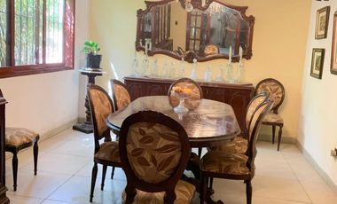 Oferta ! Venta de amplia casa 360at en c/residencial en exc/zona de S.Borja !