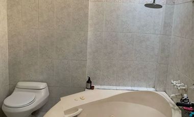 Oferta ! Venta de amplia casa 360at en c/residencial en exc/zona de S.Borja !