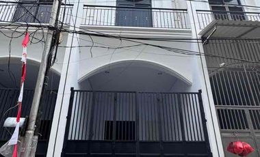 disewakan bangunan baru teluk gong