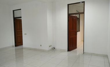 Disewakan ..rumah di Taman Semanan Indah, jalan depan rumah bisa 4 mobil