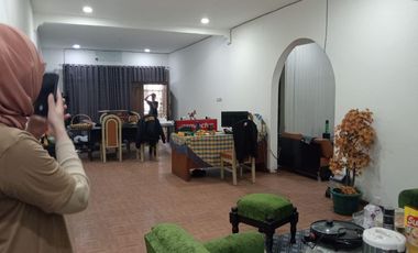 DISEWAKAN RUMAH LUAS COCOK UNTUK TEMPAT TINGGAL,KANTOR,USAHA,GUDANG,HARGA TERMURAH NEGO SAMPAI JADI
