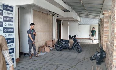 DISEWAKAN RUMAH LUAS COCOK UNTUK TEMPAT TINGGAL,KANTOR,USAHA,GUDANG,HARGA TERMURAH NEGO SAMPAI JADI