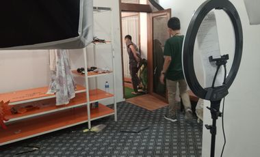 DISEWAKAN RUMAH LUAS COCOK UNTUK TEMPAT TINGGAL,KANTOR,USAHA,GUDANG,HARGA TERMURAH NEGO SAMPAI JADI