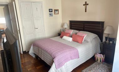 Amplio departamento de los años 50 con gran ubicación – a pasos del metro