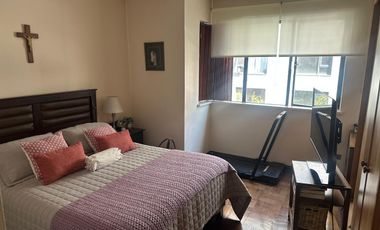 Amplio departamento de los años 50 con gran ubicación – a pasos del metro