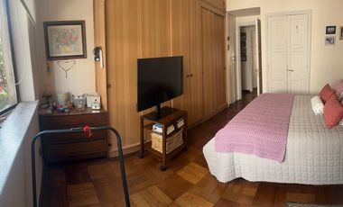 Amplio departamento de los años 50 con gran ubicación – a pasos del metro