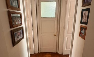 Amplio departamento de los años 50 con gran ubicación – a pasos del metro