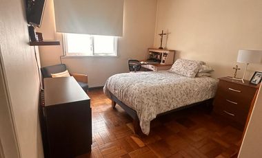 Amplio departamento de los años 50 con gran ubicación – a pasos del metro