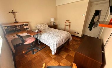 Amplio departamento de los años 50 con gran ubicación – a pasos del metro