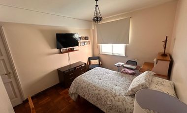 Amplio departamento de los años 50 con gran ubicación – a pasos del metro