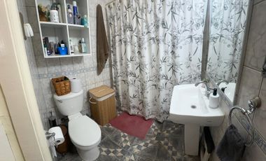 Amplio departamento de los años 50 con gran ubicación – a pasos del metro