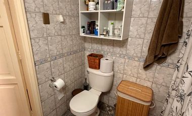 Amplio departamento de los años 50 con gran ubicación – a pasos del metro