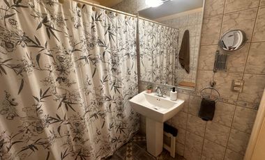 Amplio departamento de los años 50 con gran ubicación – a pasos del metro