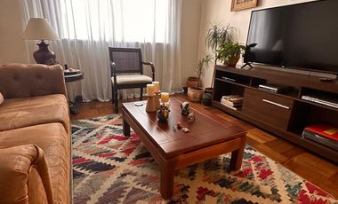 Amplio departamento de los años 50 con gran ubicación – a pasos del metro