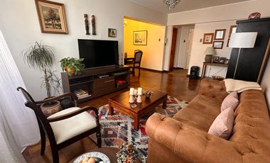 Amplio departamento de los años 50 con gran ubicación – a pasos del metro