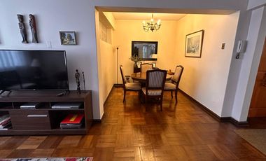 Amplio departamento de los años 50 con gran ubicación – a pasos del metro