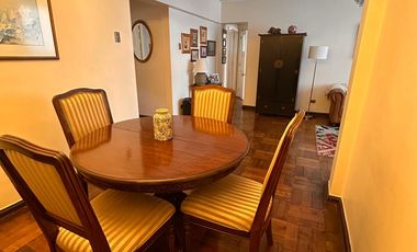 Amplio departamento de los años 50 con gran ubicación – a pasos del metro