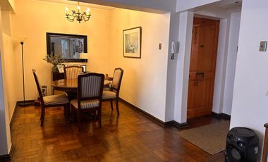 Amplio departamento de los años 50 con gran ubicación – a pasos del metro