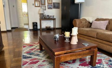 Amplio departamento de los años 50 con gran ubicación – a pasos del metro