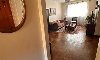 Amplio departamento de los años 50 con gran ubicación – a pasos del metro