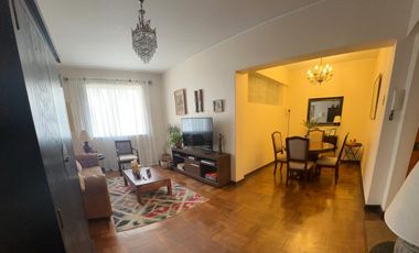 Amplio departamento de los años 50 con gran ubicación – a pasos del metro