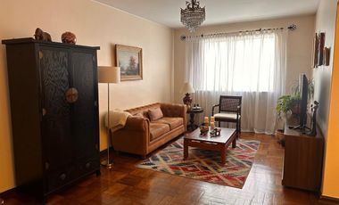 Amplio departamento de los años 50 con gran ubicación – a pasos del metro