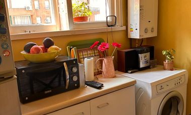 Amplio departamento de los años 50 con gran ubicación – a pasos del metro