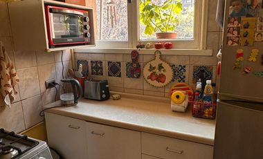 Amplio departamento de los años 50 con gran ubicación – a pasos del metro