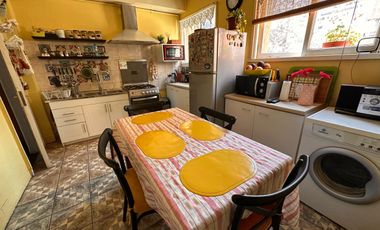 Amplio departamento de los años 50 con gran ubicación – a pasos del metro