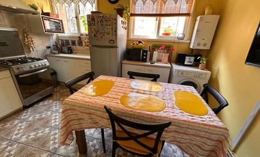 Amplio departamento de los años 50 con gran ubicación – a pasos del metro