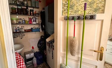 Amplio departamento de los años 50 con gran ubicación – a pasos del metro