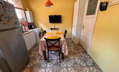 Amplio departamento de los años 50 con gran ubicación – a pasos del metro