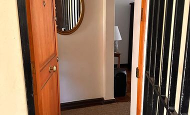 Amplio departamento de los años 50 con gran ubicación – a pasos del metro