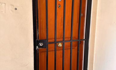 Amplio departamento de los años 50 con gran ubicación – a pasos del metro