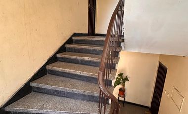 Amplio departamento de los años 50 con gran ubicación – a pasos del metro