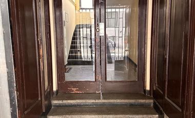 Amplio departamento de los años 50 con gran ubicación – a pasos del metro